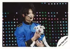 【中古】生写真(ジャニーズ) Hey! Say! JUMP/岡本圭人/ライブフォト・横型・バストアップ・衣装青・犬/公式生写真