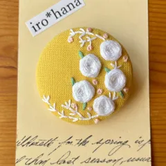 くるみボタン刺繍ブローチ (ホワイトローズ＊) ハンドメイド