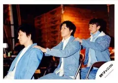 【中古】生写真(ジャニーズ) 関ジャニ∞/渋谷すばる・錦戸亮・大倉忠義/横型・衣装青・デニム・座り・肩の上に手・センター錦戸/公式生写真