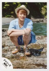 【中古】生写真(ジャニーズ) ジャニーズWEST/中間淳太/全身・しゃがみ・衣装水色・帽子・腕組み・岩場・背景海/『人生は素晴らしい』PV＆ジャケ写撮影/公式生写真