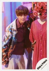 【中古】生写真(ジャニーズ) King ＆ Prince/永瀬廉/膝上・衣装黒.赤.青.紫・右手下・左手上げ・目線右/アルバム「L＆」MV＆ジャケ写オフショット/公式生写真