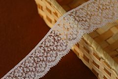 フランス製リバーレース　ホワイト　幅3.7ｃｍ花柄　1m [11849　白]