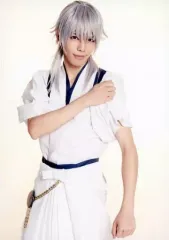 【中古】生写真(男性) 健人(鶴丸国永)/膝上・衣装白・背景白・キャラクターショット/舞台「『刀剣乱舞』虚伝 燃ゆる本能寺」個人セットブロマイド