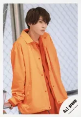 【中古】生写真(ジャニーズ) Aぇ! group/末澤誠也/膝上・衣装オレンジ・右手手すり・フェンス・右向き/Johnnys’ ISLAND STORE グッズオフショット’20夏/公式生写真