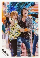 【中古】生写真(ジャニーズ) Kis-My-Ft2/千賀健永・横尾渉/膝上・衣装白・黄色・緑・黒・ピンク・抱き合い・口開け/「Sha la la☆Summer Time」PV＆ジャケ写撮影/公式生写真