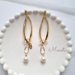 ゴールド中抜きリーフ コットンパール 上品 ピアス/イヤリング