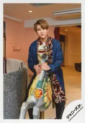 【中古】生写真(ジャニーズ) 7 MEN 侍/佐々木大光/膝上・衣装青・白・両手馬の置物/JOHNNYS’ ISLAND STORE オフショット/公式生写真