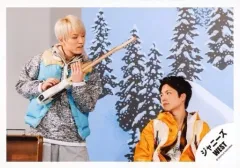 【中古】生写真(ジャニーズ) ジャニーズWEST/神山智洋・重岡大毅/横型・衣装青.グレー.オレンジ・神山両手ギター・重岡目線左・雪/17初春 パンフ＆グッズ撮影/公式生写真