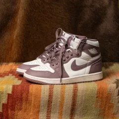 US 7 NIKE(ナイキ) エアジョーダン 1 レトロ ハイ OG 藤色の