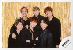 【中古】生写真(ジャニーズ) SixTONES/集合(6人)/横型・上半身・衣装黒・ジェシー腕組み・笑顔・肩に腕回し・背景金/Greeting Photo ～クリスマスver.～/公式生写真