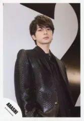 【中古】生写真(ジャニーズ) 嵐/松本潤/上半身・衣装黒・目線下・背景白.黒・右向き/公式生写真