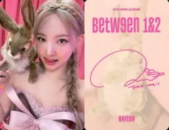 【中古】コレクションカード(女性) TWICE/ナヨン/裏面ベージュ・印刷サイン入り/CD「11TH MINI ALBUM BETWEEN 1＆2」封入特典フォトカード
