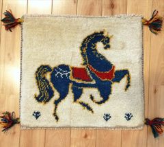 ペルシャ　ギャッベ　ミニマット　43x39cm 厚み2.12cm アイボリー ベージュ 馬 カシュガイ族　RJ7569