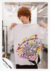 【中古】生写真(ジャニーズ) Hey! Say! JUMP/有岡大貴/膝上・両手ツアーTシャツ「JUMPing CARnival」・口すぼめ・顔左向き/15夏 コンサートパンフ＆グッズ撮影オフショット/公式生写真
