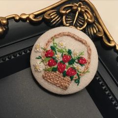 ハンドメイド 刺繍ブローチ フラワーバスケット いちご くるみボタン