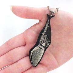 【クジラ　骨格　骨 事実に照らした進化論から】ブラックアクリルキーホルダー（小）／絶滅動物　シュール　可愛い　ポップ　ユニーク　個性的