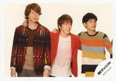 【中古】生写真(ジャニーズ) 関ジャニ∞/大倉忠義・村上信五・錦戸亮/上半身・横型・大倉村上赤ジャケット・錦戸6色シャツ・肩組み・目線左・背景ベージュ/公式生写真