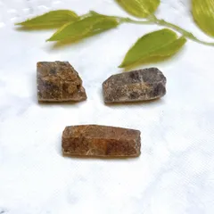 【E13785】ルビーとサファイアの混在　原石結晶　六角形　コランダム　蛍光鉱物　インド