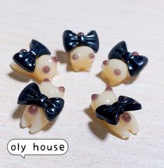 ぐで猫シリーズ　プリン猫黒1リボン　５匹セット　デコパーツ　レジン　パーツ