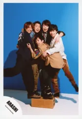 【中古】生写真(ジャニーズ) 嵐/集合(5人)/全身・衣装茶白黒青・片足台・二宮背中見せ・肩組み・抱き合い・背景青/「Are You Happy?」ジャケ写撮影＆「Don’t You Get It」PV撮影/公式生写真