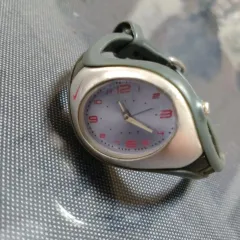 Nike シルバー赤 アナログ時計 Y2K テック系 男女兼用 流行り Nike シルバー赤 アナログ時計 Y2K テック系 男女兼用 流行り