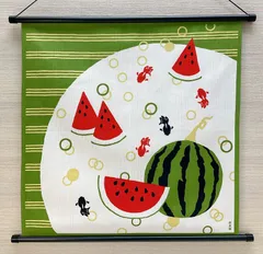 四季彩布（しきさいふ）【スイカと金魚】軸付きタペストリー  夏 玄関飾り スイカ 金魚 夏ウォールデコ 壁飾り 新品未使用品