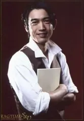 【中古】生写真(男性) 谷口賢志(プリンス・ヘイワード/ウォルト・バートン)/上半身・シャツ白・ベスト茶色・本・キャラクターショット/舞台｢RAGTIME S＆D session I｣