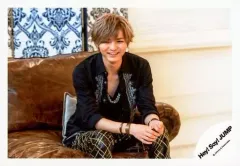 【中古】生写真(ジャニーズ) Hey! Say! JUMP/薮宏太/横型・膝上・座り・衣装黒・白・両手重ね・歯見せ・目線左・ソファ茶色・背景白/16夏 コンサートパンフ＆グッズ撮影/公式生写真