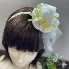 黄色と白色のお花とチュールレースの付いたカチューシャ　ヘアアクセサリー　髪飾り　子どもカチューシャ　お花飾り　ハンドメイド　おしゃれ　プレゼントに