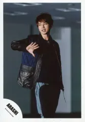 【中古】生写真(ジャニーズ) 嵐/松本潤/膝上・衣装黒青・右手パー・体右向き・顔左向き/「復活LOVE」PV＆ジャケ写撮影オフショット/公式生写真