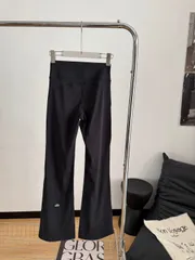 新品未使用alo ブラック ヨガパンツ レギンス　サイズS Sサイズ ヨガパンツ レディース 黒色 ストレッチ レギンス