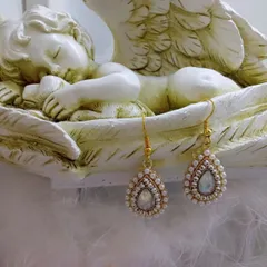 お洒落デザイン　ゴージャス人工パール　しずく型ピアス