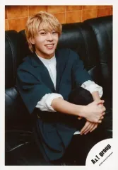 【中古】生写真(ジャニーズ) Aぇ! group/末澤誠也/膝上・座り・衣装緑・両手重ね・ソファ/「僕らAぇ! groupがbrakeしそうですねん?!」グッズオフショット/公式生写真