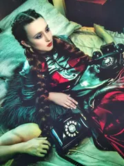 タイッサ・ファーミガ直筆サイン入り超 特大写真…Taissa Farmiga …