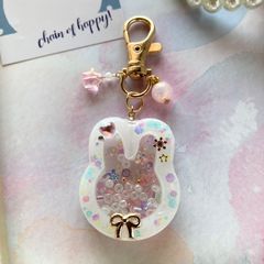 シャカシャカレジンキーホルダー　ハンドメイド　クリスマス　白雪ウサギさん