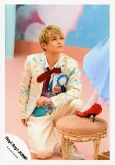 【中古】生写真(ジャニーズ) Hey! Say! JUMP/山田涼介/全身・しゃがみ・衣装クリーム色・水色ピンク黄・ネクタイ赤・左腕左足・目線上・手前に足・靴赤/「キミアトラクション」PV＆ジャケ写撮影オフショット/公式生写真