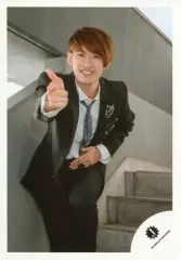 【中古】生写真(ジャニーズ) 関西ジャニーズJr./向井康二/膝上・衣装白黒・右手指差し/18初春 関西ジャニーズJr. コンサートグッズ撮影オフショット/公式生写真