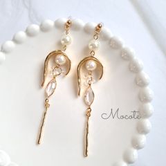 個性的ウェーブ クリアホースアイ 大ぶり ピアス/イヤリング