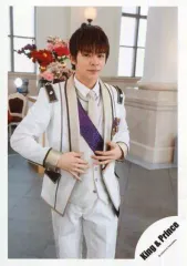 【中古】生写真(ジャニーズ) King ＆ Prince/岸優太/膝上・衣装白・両手腹部/「シンデレラガール」PV＆ジャケ写撮影オフショット