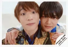 【中古】生写真(ジャニーズ) ジャニーズJr./福本大晴・大西風雅/横型・バストアップ・衣装黒・金・青・白・口閉じ・大西両手肩/Johnnys’ ISLAND セルフィー 2020/公式生写真
