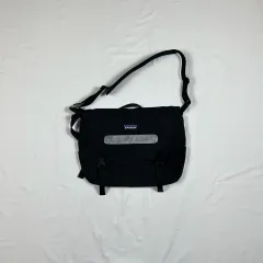 廃盤レア‼️】ブラックホール　メッセンジャーバック　パタゴニア　patagonia パタゴニア ブラックホール メッセンジャーバッグ - メルカリ