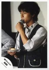 【中古】生写真(ジャニーズ) 関ジャニ∞・NEWS/錦戸亮/上半身・ドットベスト白黒・シャツ白・右手プリン・左手マイク・目線左/公式生写真