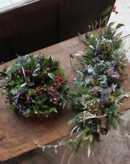 お正月も飾れる/紫陽花とグリーン実もの壁掛けガーランド/生花/ドライフラワー