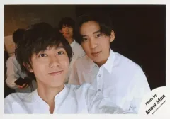 【中古】生写真(ジャニーズ) Snow Man/阿部亮平・目黒蓮/横型・バストアップ・衣装白・阿部目線上・目黒左向き・後ろに向井/「Ｊohnnys’ ISLAND セルフィー」/公式生写真(アイランドストア限定)