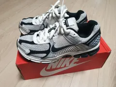 2025年最新】nike vomero 18の人気アイテム - メルカリ
