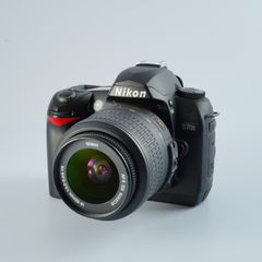Nikon ニコン D70s + AF-S DX NIKKOR 18-55mm F/3.5-5.6 G VR デジタル一眼レフカメラ