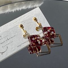 バラの花びらとパールのスクエアイヤリング