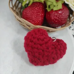 編みぐるみチャーム◇ハンドメイド 赤いぷっくりハート チャーム 編みぐるみ  oh-01375