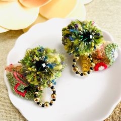 刺繍リボンとポンポンのイヤリング グリーン ハンドメイド