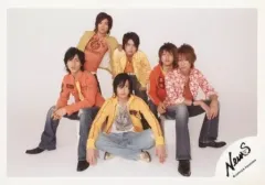 【中古】生写真(ジャニーズ) NEWS/集合(6人)/横型・全身・衣装黄・オレンジ・四人座り・センター山下・背景白/公式生写真